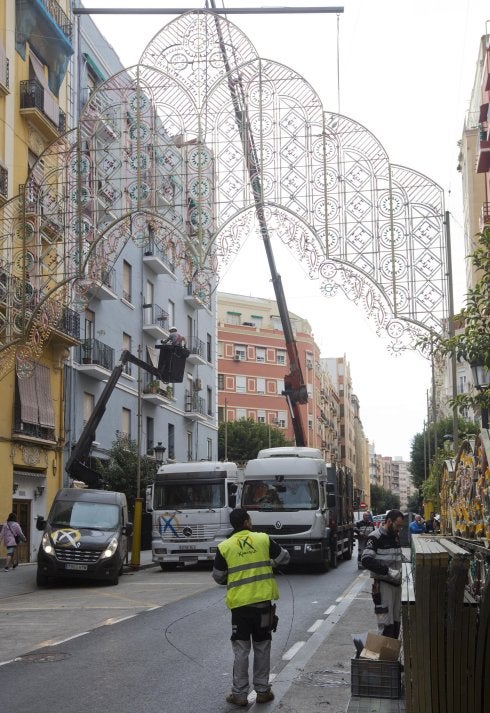  Arco. Inicio del montaje de luces  en Sueca-L.  Azorín. 