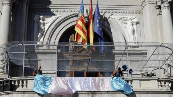 La bandera transgénero, colgada del balcón del Ayuntamiento de Valencia