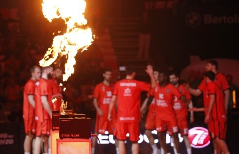 La plantilla del Valencia Basket, presentada con fuego. :: m. a. polo