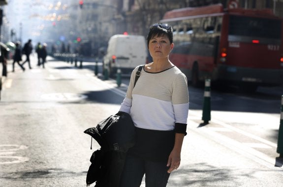 Consuelo Garrido, en el punto donde fue atropellada en 2015. :: jesús signes