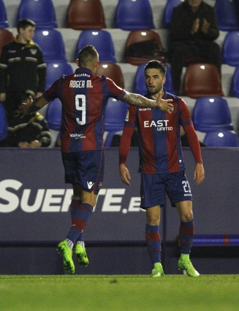 Roger felicita a Jason tras un gol. :: j. ramírez/lud