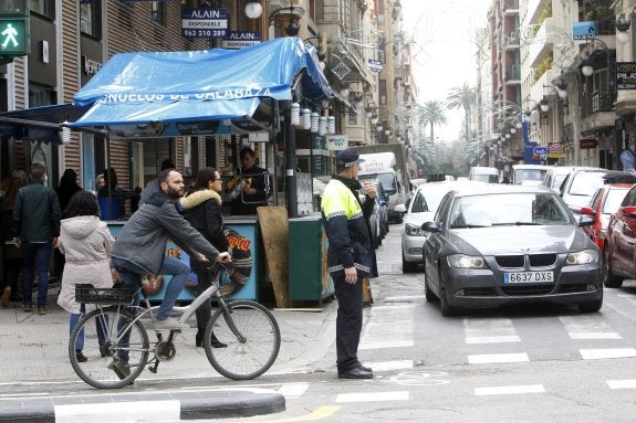 Un agente controla el paso en una intersección del carril bici, ayer. :: manuel molines
