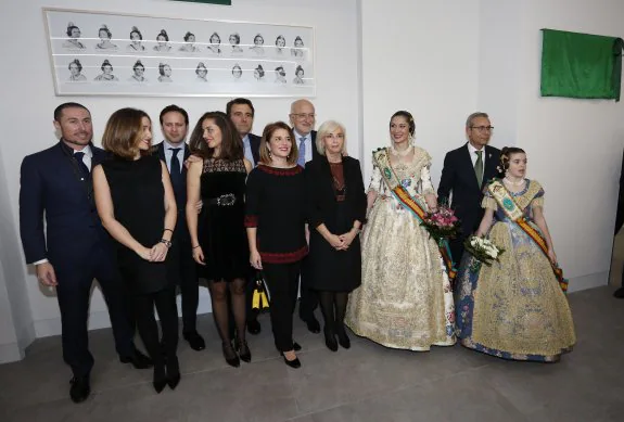 Falleras mayores, presidentes y el matrimonio Roig-Herrero, tras la inauguración. :: jesús signes