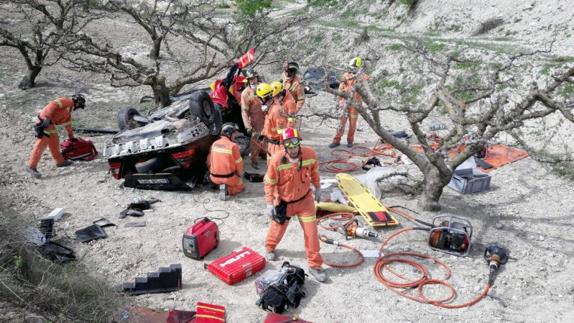 Coche volcado tras el accidente en Montitxelvo.