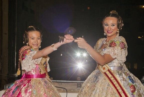 Las falleras mayores de Alzira ya tienen la llave de la ciudad. Alzira ya ha dado la bienvenida a las fiestas falleras con la Crida que tuvo lugar el sábado en la plaza del Carbó. Un espectáculo de luz, color y música sirvió para reunir al colectivo fallero de la ciudad con las falleras mayores de Alzira a la cabeza.:: agustín