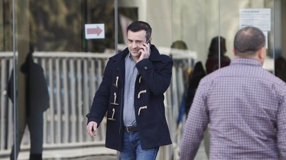 El exconcejal del PP en el ayuntamiento de Pilar de la Horadada, Francisco Javier Lara, a su salida de los juzgados de Elche tras suspenderse el juicio. EFE/MORELL