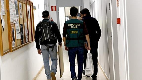 Guardias civiles, en un registro en el Ayuntamiento.