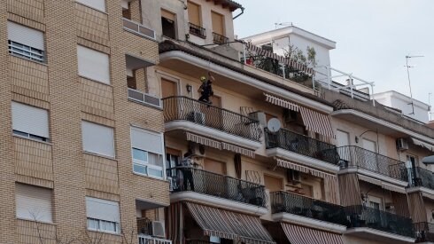  Tensión. La mujer, con su bebé en brazos, en el balcón de su vivienda de Canals en la  tarde de ayer. :: lp