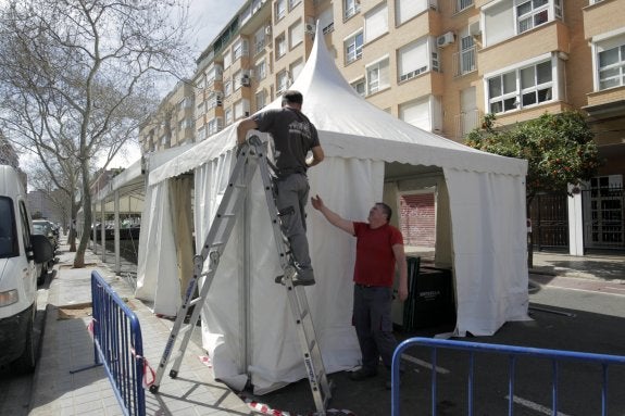 Montaje de una carpa en la calle, ayer por la mañana. :: irene marsilla