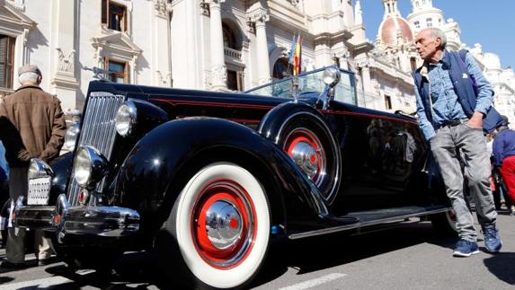 Los coches clásicos llenan el centro de Valencia