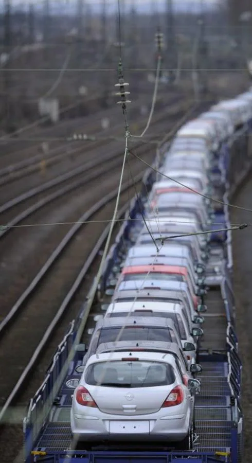 Renfe prefiere hacer 200 kilómetros más que coger el tren de Teruel para llevar los Opel de Zaragoza a Valencia