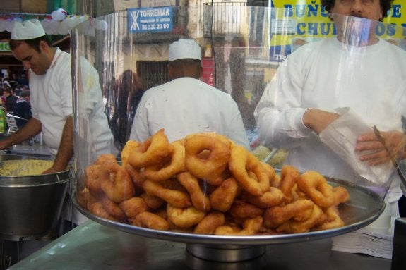 Venta de buñuelos en un puesto callejero. :: a. v.