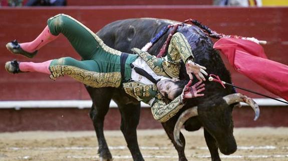 El momento de la cogida a Padilla, este domingo en Valencia.