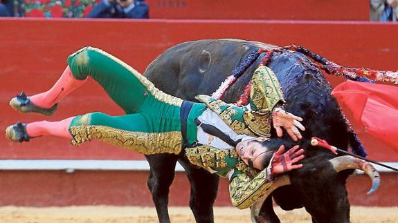 Momento de la cogida ayer a Padilla.Txema Rodríguez
