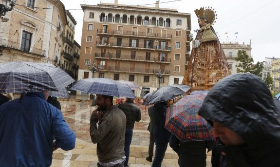 Montaje de la imagen de la Virgen para la Ofrenda. :: J. SIGNES