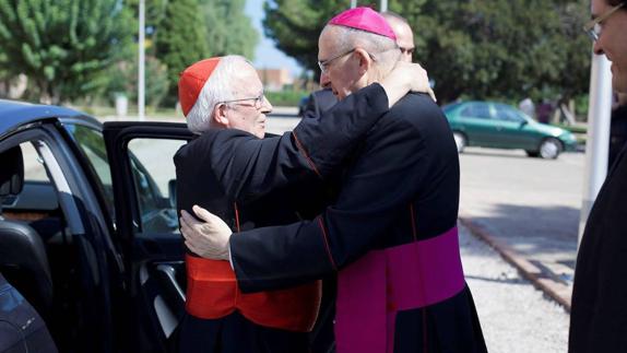 Cañizares y Osoro se saludan en un seminario.