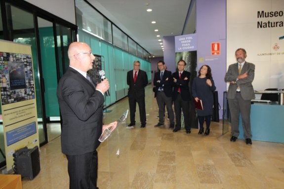 El presidente de Aemet durante la inauguración de la muestra. :: lp