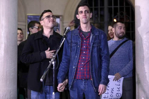 Andy Aguilar (derecha) y Jorge reciben el respaldo de sus vecinos de Berga (Barcelona). :: s. sáez/efe