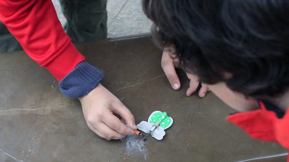 Unos niños accionando un petardo.