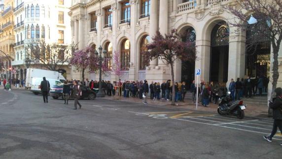 Un malentendido sobre una oferta de empleo genera aglomeraciones a las puertas de la sede de Correos en Valencia