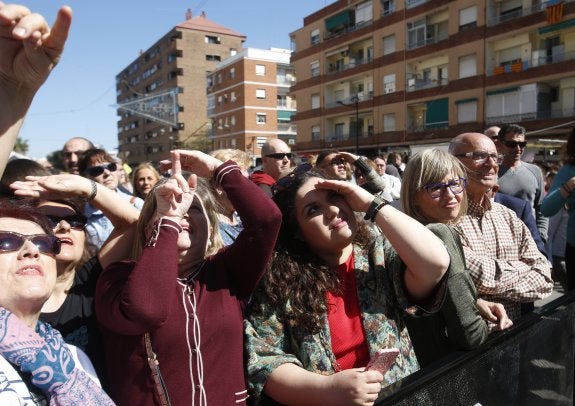 El público contempla el remate de la falla L'Antiga, primer premio de Especial. :: juan j. monzó