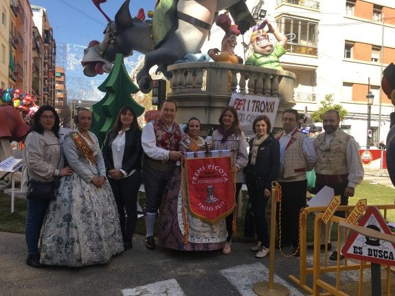 Entrega del premio en la comisión. :: pspv-psoe