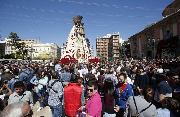 La plaza de la Virgen, abarrotada de gente que se acercó para disfrutar del espectáculo floral. :: j. j. monzó