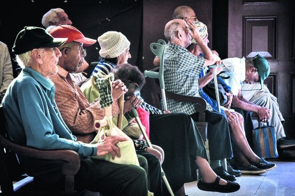 Varios ancianos esperan para recibir asistencia médica en la Casa de Abuelos La Milagrosa de La Habana. :: afp