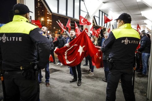 Turcos se manifiestan en Rotterdam contra la decisión del Gobierno holandés de prohibir la entrada al país de ministros de Erdogan para dar mítines a favor de su plebiscito. :: efe