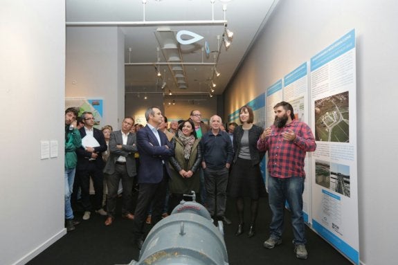 Las autoridades visitan la exposición tras la inauguración. :: àlex oltra