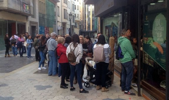 Colas por las rebajas falleras