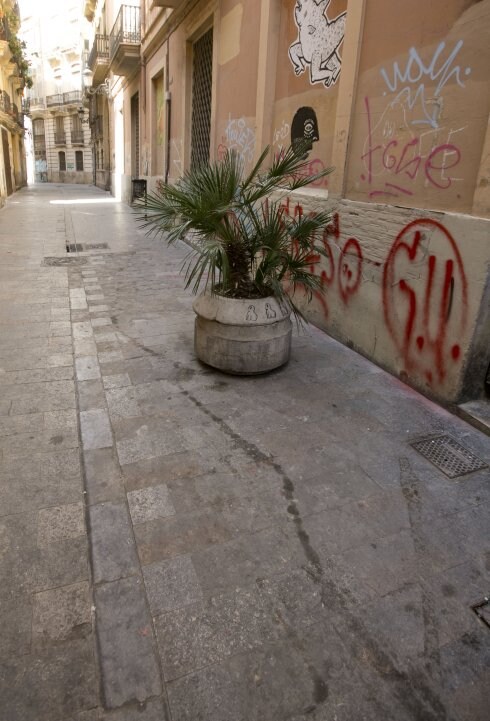 Una de las calles  del centro histórico  pendientes de baldeo,  ayer por la mañana.  :: damián torres
