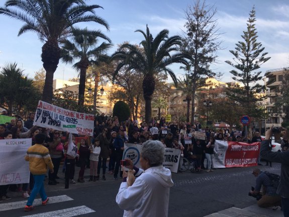 Protesta organizada por las Ampas de Torrevieja contra el nuevo modelo lingüístico. :: lp
