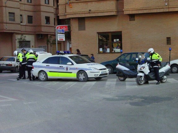 Agentes de Policía con vehículos en una calle de Mislata. :: lp