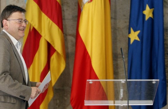 El presidente Ximo Puig en el patio gótico del Palau de la Generalitat. :: efe