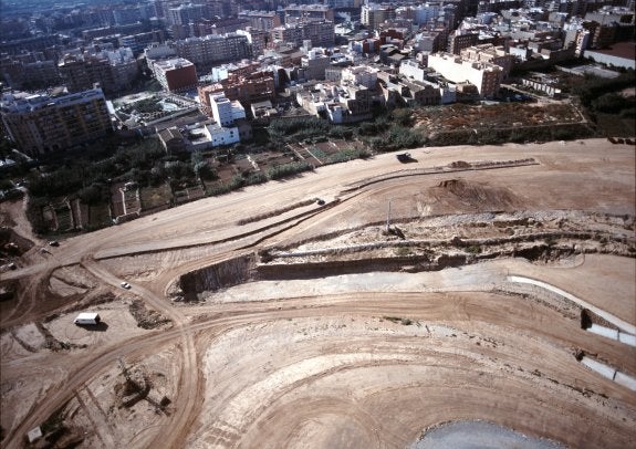 Construcción del Parque de Cabecera en una imagen de archivo. :: lp