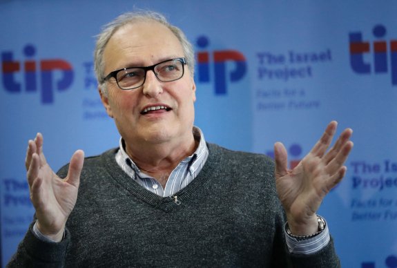 Efraim Zuroff  persigue nazis desde  su oficina del Centro  Simon Wiesenthal, en Jerusalén. :: AFP