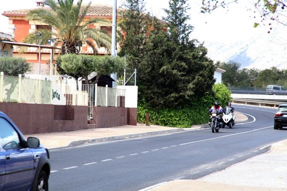 Exterior del pub de Xaló donde cayó el joven de Villalonga tras ser golpeado por los agresores. :: tino calvo