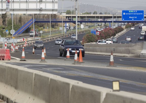 Obras en el puente de Xirivella en la V-30. :: damián torres