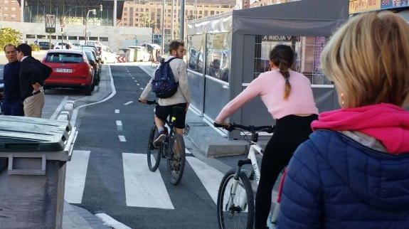 Un bar pedirá el coste de trasladar la terraza por un nuevo paso ciclista