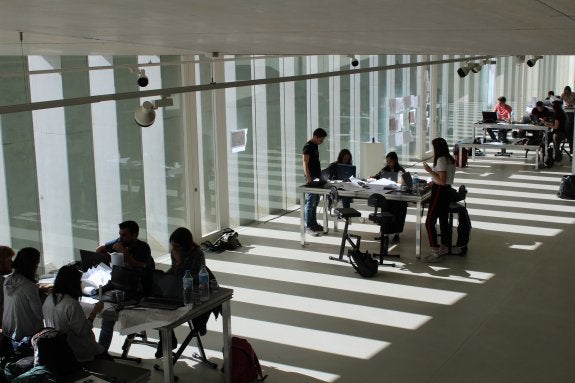 Los alumnos durante una de las sesiones del workshop. :: LP