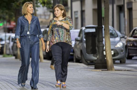 La secretaria general del PP, María Dolores de Cospedal, charla con la presidenta del PP de la Comunitat Valenciana, Isabel Bonig