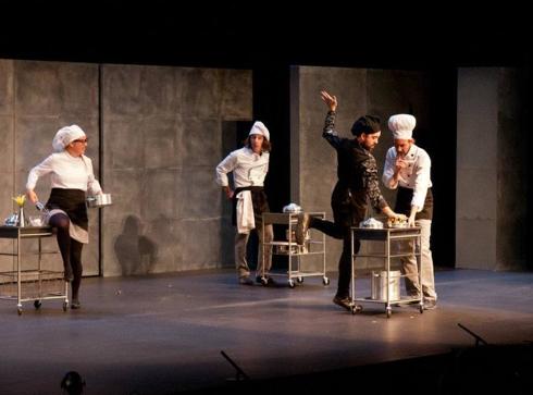 Los actores de la compañía Yllana en la representación de 'Chefs'. :: lp