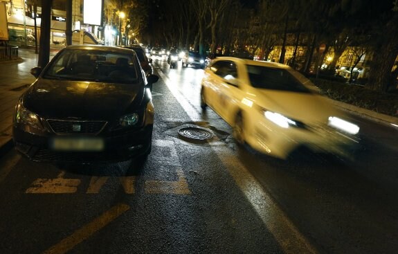 Un coche aparcado en el carril bus, el jueves por la noche en la Gran Vía Marqués del Turia. :: Jesús signes