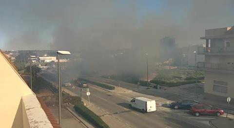 Arde un solar contiguo al del Palacio de Justicia de Chiva