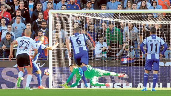 Diego Alves para el penalti durante el encuentro ante el Deportivo de La Coruña.