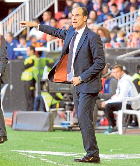 Voro, entrenador del Valencia CF: «Joao Cancelo ha cometido un error  grave, es joven y tiene que aprender»