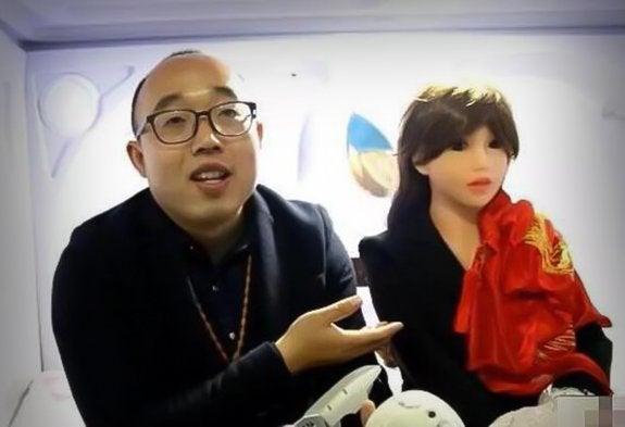 El informático Zheng Jiajia con Yingying, su novia robot. :: r. c.