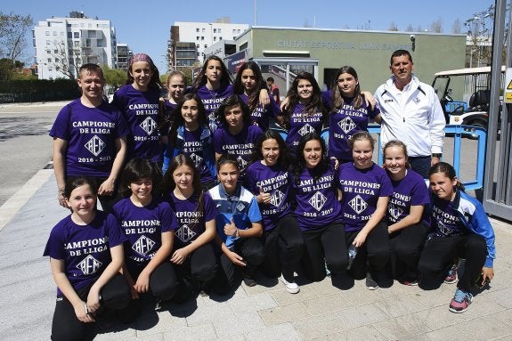 Las jugadoras del AEM Lleida posan con una camiseta encargada ex profeso para celebrar el título. :: Alejandro garcía/efe