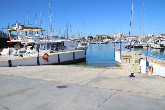 Los usuarios de amarres públicos de Dénia reivindican un espacio para limpiar las barcas